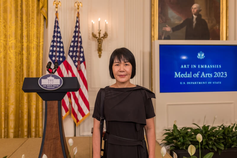 美國在台協會（AIT）表示，台灣藝術家王淑鈴（圖）13日在美國白宮參加頒獎典禮，由美國第一夫人手中接獲美國國務院藝術獎章。（圖取自facebook.com/AIT.Social.Media）