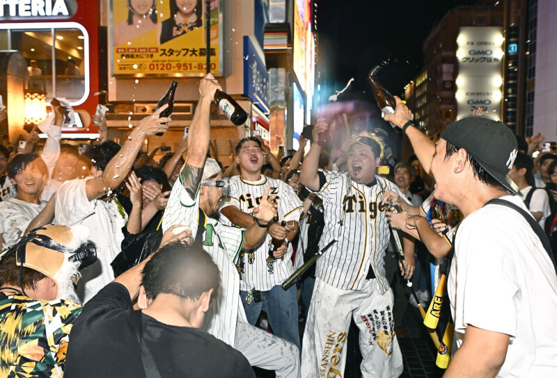 日本職棒阪神虎隊14日奪中央聯盟冠軍，球迷狂歡慶祝。（共同社）
