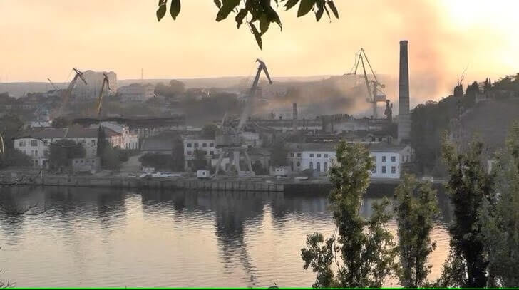 圖為克里米亞當地監視畫面拍到烏克蘭13日發動攻擊後塞凡堡城內硝煙四起。（REUTERS TV via 路透社）