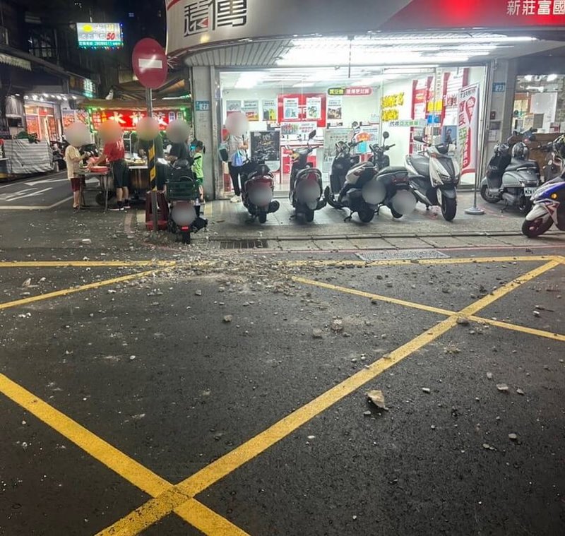 新北市新莊區富國路一處巷口12日晚間發生公寓外牆水泥及磁磚脫落殃及人車事件。工務局14日表示,已依法處建物所有權人新台幣6萬元罰鍰,並限期10天內全面檢視並修復,不得再發生磁磚掉落。(民眾提供)中央社記者黃旭昇新北市傳真 112年9月14日
