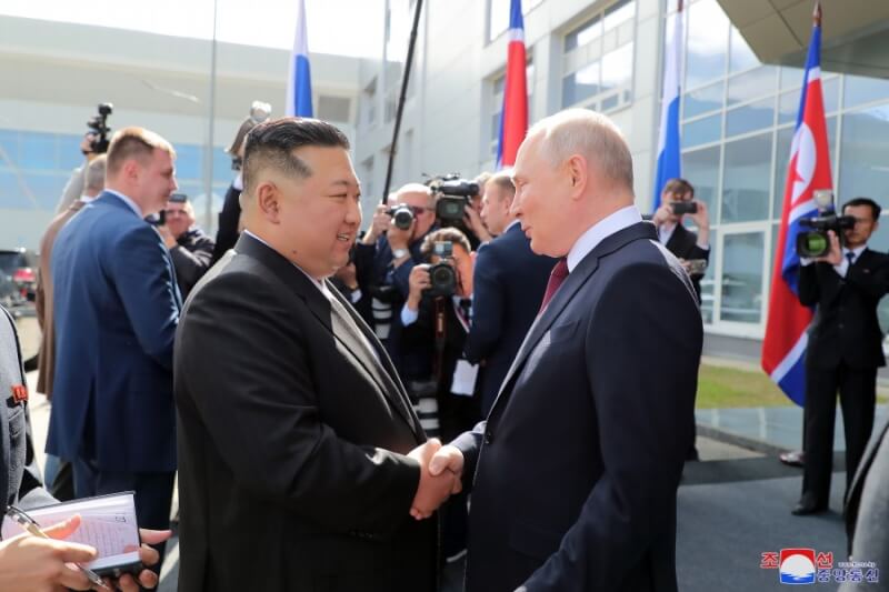 北韓領導人金正恩（前左）與俄羅斯總統蒲亭（前右）13日在東方太空發射場會談。（圖取自北韓中央通信社網頁kcna.kp）
