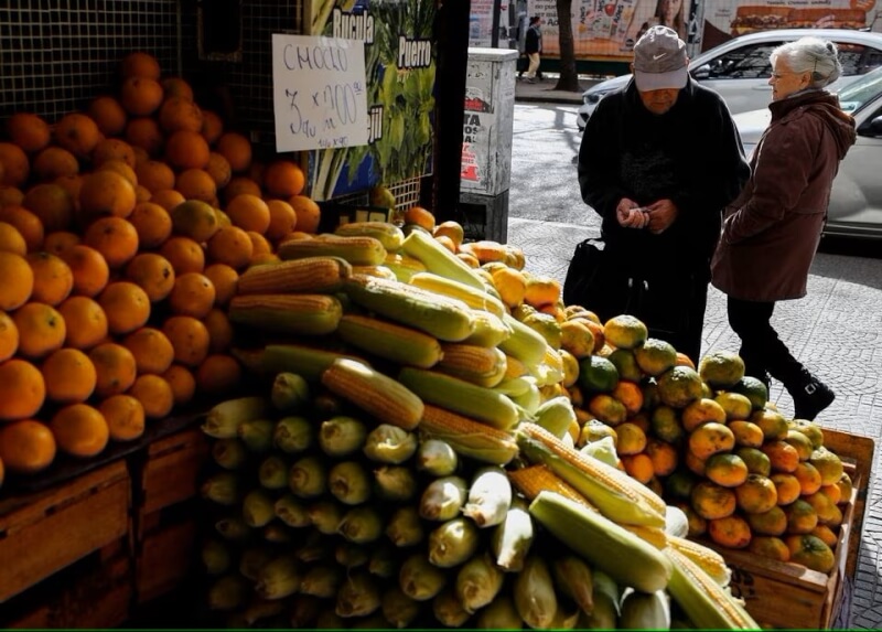 阿根廷國家統計暨普查局13日表示，8月通膨率創逾20年來最高單月增幅。圖為民眾在布宜諾斯艾利斯的一間蔬果店裡購物。（路透社）