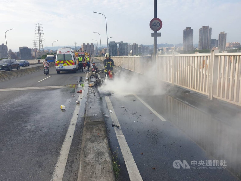 台北市華中橋機車道15日上午發生6輛機車追撞意外，其中1輛機車在車禍後燃燒引發火警，警消獲報立即派員到場處理。（翻攝畫面）中央社記者劉建邦傳真  112年9月15日