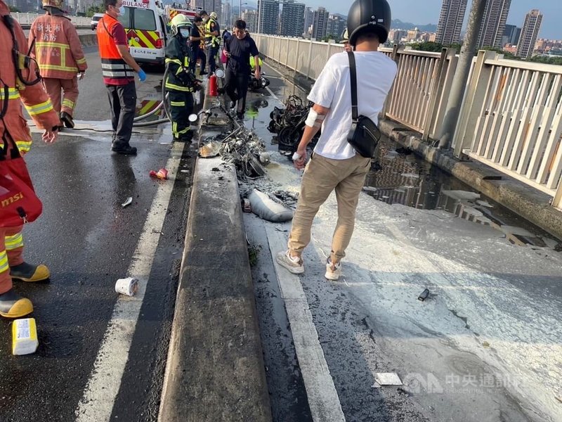 台北市華中橋機車道15日上午發生6輛機車追撞意外,其中1輛機車在車禍後燃燒引發火警,造成6人受傷、3輛機車燒毀。(翻攝畫面)中央社記者劉建邦傳真 112年9月15日
