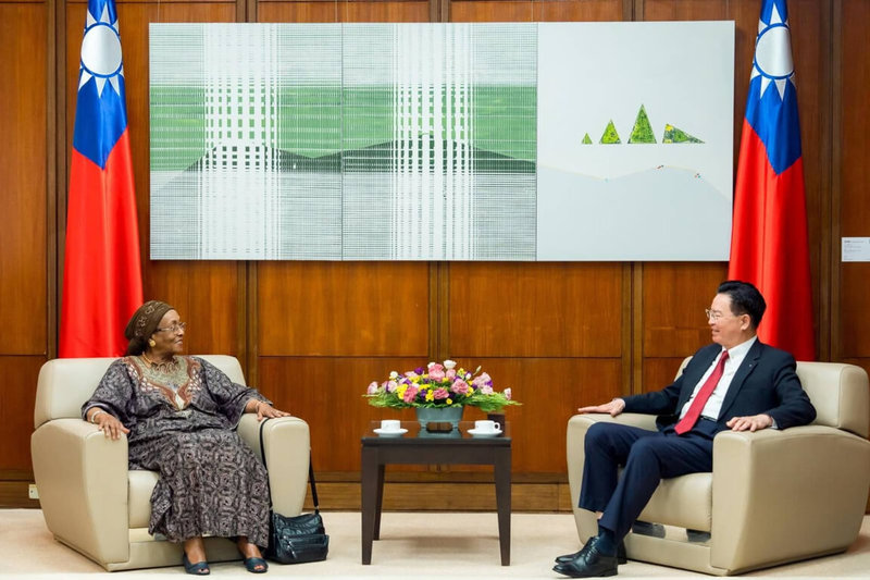 外交部長吳釗燮（右）接見索馬利蘭前外交部長阿丹博士（Edna Adan Ismail）（左）。（外交部提供）中央社記者黃雅詩傳真  112年9月15日