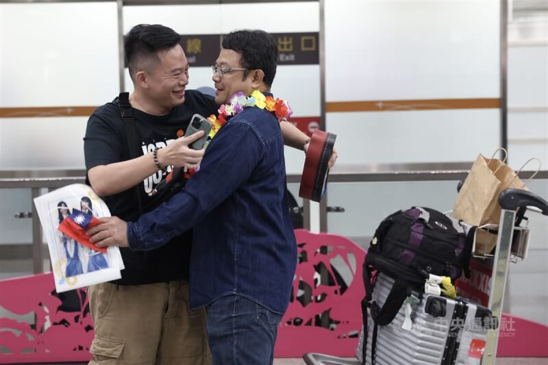 被中國關押的台商李孟居（右）2日從日本返台時，手持日本偶像團體日向坂46的資料夾，引起粉絲關注。（中央社檔案照片）