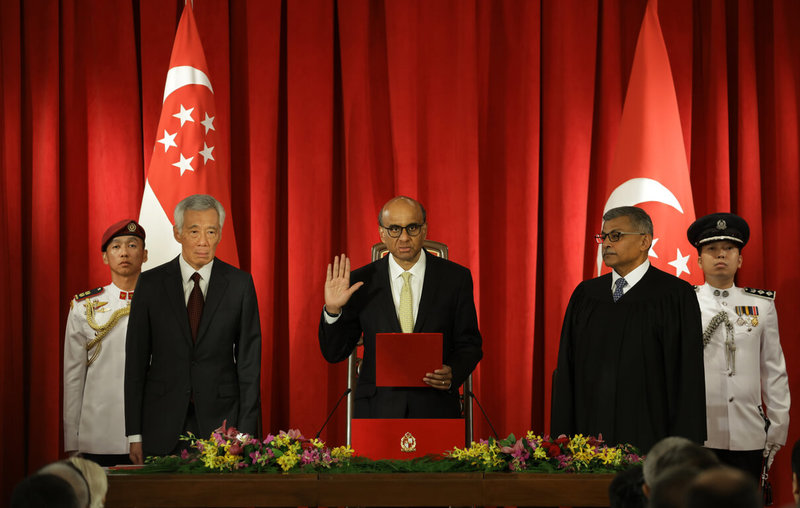 新加坡政壇老將尚達曼（中）14日宣誓就任星國總統。（新加坡通訊及新聞部提供）中央社記者侯姿瑩新加坡傳真  112年9月15日