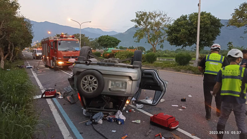 花蓮台11丙豐坪路段15日發生自小客車自撞路樹車禍，車輛翻覆，副駕12歲蘇姓少年重傷昏迷，其餘3人全身多處擦傷，分別被送往花蓮慈濟醫院及門諾醫院治療。（花蓮縣消防局提供）中央社記者張祈傳真  112年9月15日