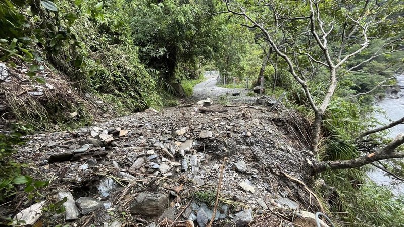 太魯閣國家公園白楊步道受颱風海葵影響,步道0.8至1.4公里處出現崩塌、路基沖刷流失等災害,山壁仍持續出水,預計下週邊坡穩定後搶修。(太管處提供)中央社記者張祈傳真 112年9月15日