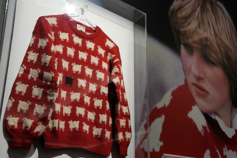 黛安娜王妃生前穿過的「害群之馬」毛衣14日拍賣，結果以110萬美元天價成交。（美聯社）
