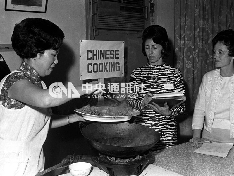 1968年，傅培梅（左）在一項活動中為外籍人士示範中國菜─炒大蝦。（中央社檔案照片）