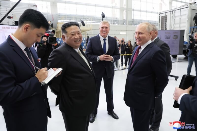 北韓領導人金正恩（左2）日前造訪俄羅斯，與俄國總統蒲亭（右）會晤。（圖取自北韓中央通信社網頁kcna.kp）