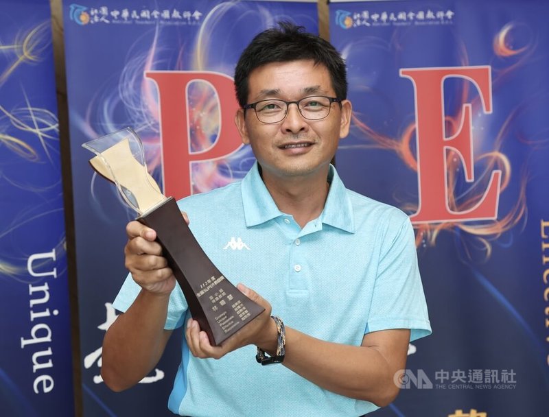 112年度全國SUPER教師獎頒獎典禮16日下午在台北舉行,嘉義縣義竹鄉和順國小老師林穎慧推動讀報教育,鼓勵學生閱讀長篇報導,從中培養耐心並運用在作文上,榮獲本屆國小組全國SUPER教師獎肯定。中央社記者張皓安攝 112年9月16日