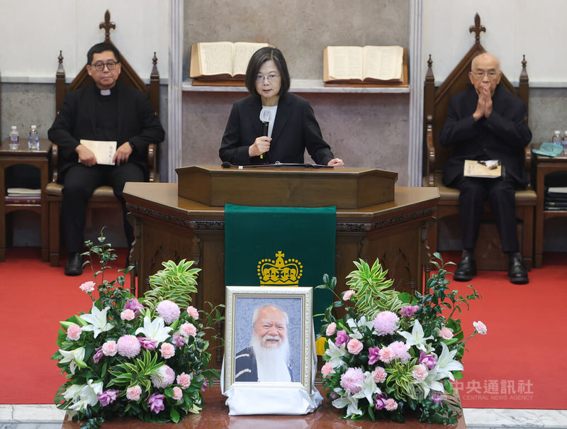 「林哲夫教授追思會」16日上午在台灣基督長老教會雙連教會舉行，總統蔡英文（中）出席致詞。中央社記者謝佳璋攝  112年9月16日