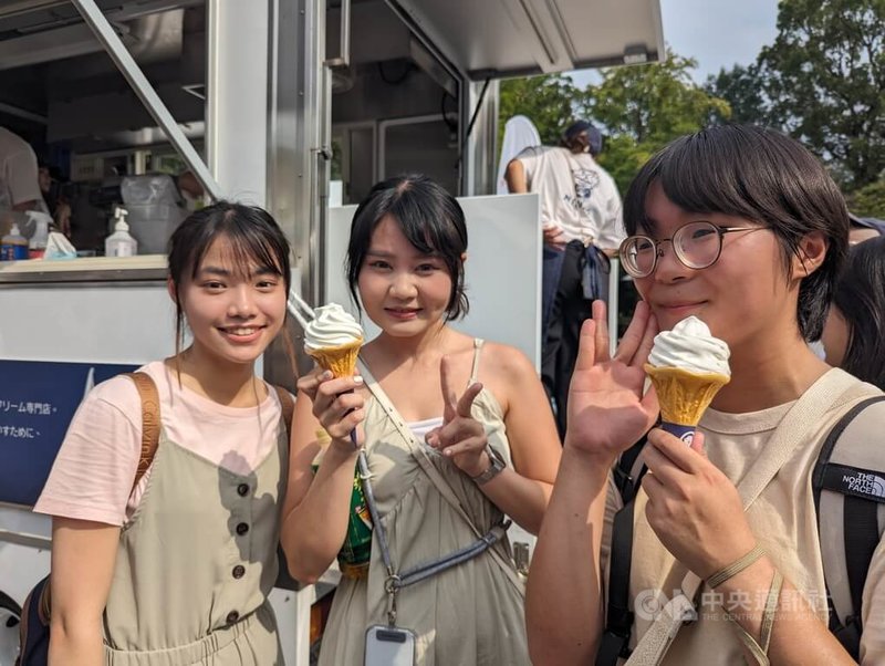 TAIWAN PLUS 2023 文化祭16日於日本東京上野公園開跑，台灣品牌蜷尾家冰品人氣旺，深受日本民眾歡迎，也有台灣留學生特別前往購買冰淇淋，一解思鄉情。中央社記者王寶兒東京攝 112年9月16日