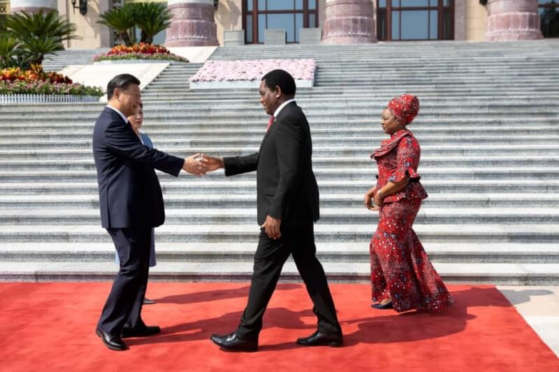 尚比亞總統希奇萊馬（前右）15日與中國國家主席習近平（前左）會晤後，聲明台灣是中國領土一部分，外交部16日駁斥言論「無稽不實」。（圖取自twitter.com/HHichilema）