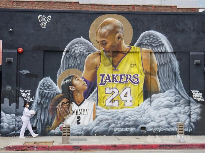 美國籃球明星柯比．布萊恩（Kobe Bryant）與女兒吉安娜（Gianna）2020年1月26日直升機失事喪生，各地出現大型塗鴉壁畫紀念。中央社記者林宏翰洛杉磯攝 112年9月16日