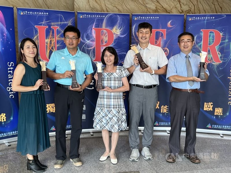 112年度Super教師獎16日下午在台北揭曉全國獎得主,獲獎者鄭淳云(左起)、林穎慧、蔡淑蕙、王聖雄、林俊宏開心合影留念。中央社記者陳至中攝 112年9月16日