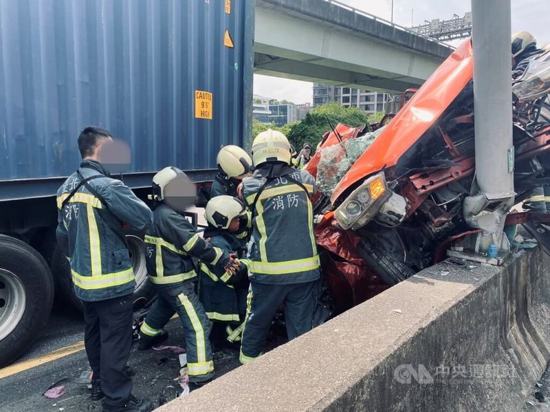 國道一號北上17.3公里處16日發生一輛聯結車與3輛小客車追撞意外，其中一輛自小客車遭受嚴重擠壓至內側護欄，車內一對夫妻受困，經警消救出送醫後仍宣告不治。（翻攝畫面）中央社記者劉建邦傳真  112年9月16日