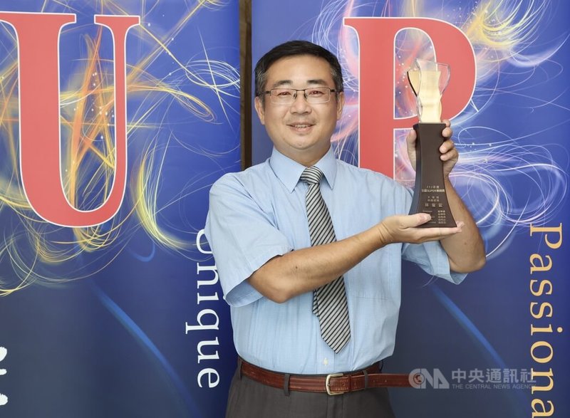 112年度全國SUPER教師獎頒獎典禮16日在台北舉行,南華大學自然生物科技系教授林俊宏開設亞洲首個「慢城學」學分學程,鼓勵學生走入鄰近社區,榮獲大專組全國SUPER教師獎肯定。中央社記者張皓安攝 112年9月16日