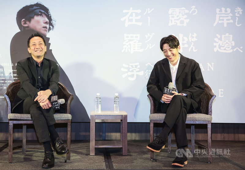 日本電影「岸邊露伴在羅浮」導演渡邊一貴(左)、演員高橋一生(右)訪台宣傳新片,16日下午在台北出席記者會,分享拍攝點滴。中央社記者張新偉攝 112年9月16日