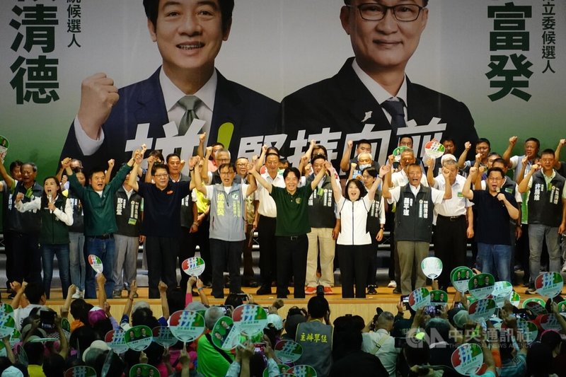 民進黨總統參選人賴清德（台上前右4）16日到屏東東港，出席黨籍立委參選人徐富癸（台上前左4）舉辦的「屏南區團結造勢大會」，眾人攜手齊呼口號，場面熱絡。中央社記者李卉婷攝  112年9月16日