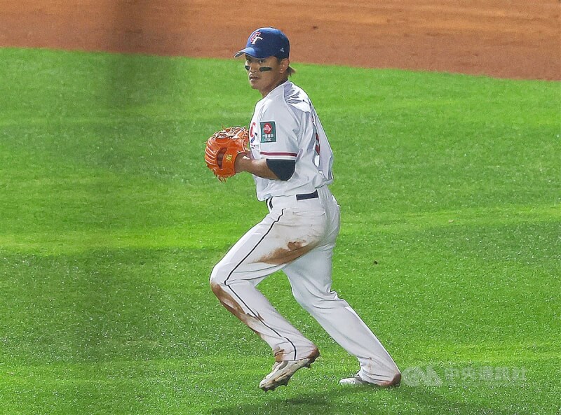 杭州亞運棒球項目台灣隊有17名職棒球員參賽，包括樂天桃猿的林子偉。圖為林子偉2023年3月世界棒球經典賽出賽畫面。（中央社檔案照片）