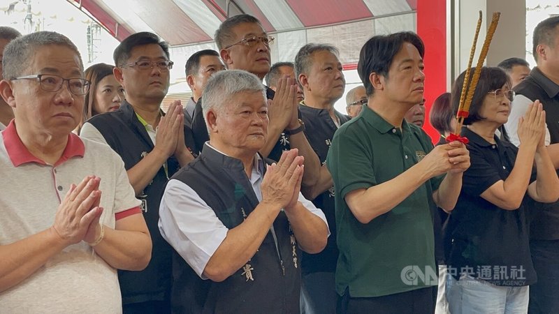 民進黨總統參選人賴清德（前排左3）16日到雲林縣土庫順天宮參香祈福，國民黨雲林縣議長沈宗隆（前排左1）現身，與賴清德同框。中央社記者姜宜菁攝  112年9月16日