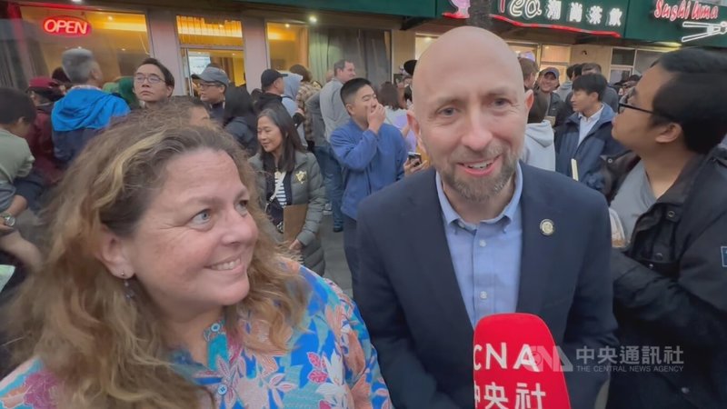 舊金山同志市議員殷嘉立(右)受台灣夜市啟發,於選區推動試點夜市,15日晚間封街舉辦,他感謝台灣丈夫許總雲,表示「他出身台北,是我靈感來源」。中央社記者張欣瑜舊金山攝 112年9月16日