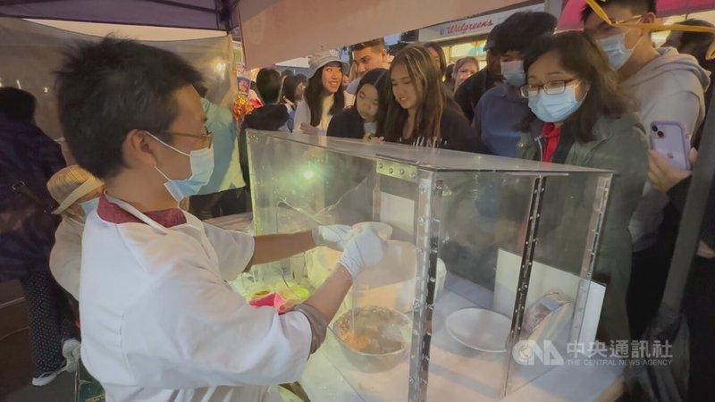 舊金山試點夜市共計超過70個攤位,美食之外,餘興節目、遊戲活動、藝術攤位,籌辦夜市的負責人裴狄特告訴中央社,人潮比她想像中更多,估計總人數超過1萬人。中央社記者張欣瑜舊金山攝 112年9月16日