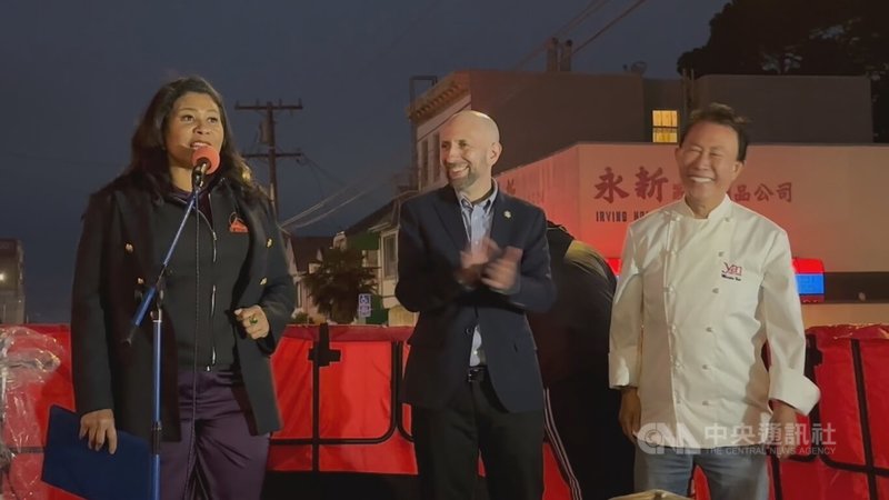 舊金山市長布里德(左)15日晚間驚喜現身夜市,與殷嘉立(右)一起站上舞台,大聲高喊,「我們希望看見舊金山各個地區都有夜市」。中央社記者張欣瑜舊金山攝 112年9月16日