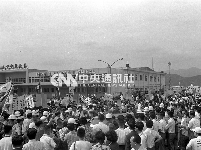 1972年9月17日，日本特使椎名悅三郎的座車遭抗議民眾包圍。（中央社檔案照片）