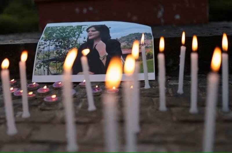 圖為去年9月印度民眾點蠟燭悼念伊朗女子艾米尼。（路透社）