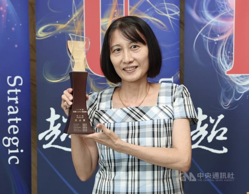 全國教師會暨縣市教師會16日下午在台北舉行112年度全國SUPER教師獎頒獎典禮,南投縣立草屯國中老師蔡淑蕙榮獲國中組全國SUPER教師獎肯定,她始終相信,讓孩子每天有一點點改變,人生就會有很大的改變。中央社記者張皓安攝 112年9月16日