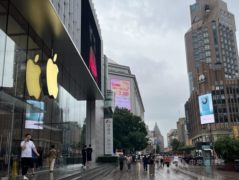 上海市南京東路蘋果零售店斜對面為華為旗艦店座落地點，中間相隔一條橫向馬路。中央社記者李雅雯上海攝 112年9月17日