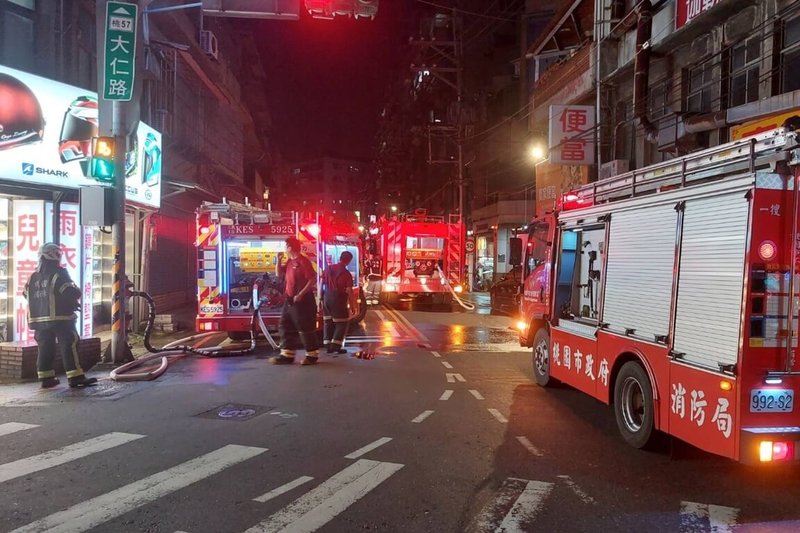 桃園市桃園區一家自助洗衣店16日晚間發生氣爆,噴飛的玻璃割傷1名路過女移工。消防局火調人員將進行調查鑑識,釐清氣爆原因。(桃園市警局桃園分局提供)中央社記者吳睿騏桃園傳真 112年9月17日