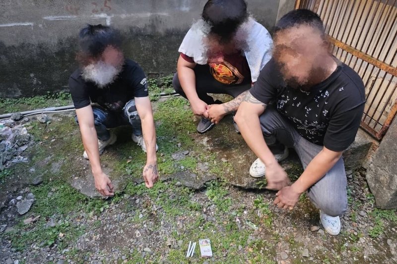 3名自花蓮到桃園參加廟會遶境轎班人員，16日休息時躲防火巷內吸食愷他命菸，執行交通勤務員警聞到愷他命菸獨特氣味循線查緝。（桃園市警局桃園分局提供）中央社記者吳睿騏桃園傳真  112年9月17日