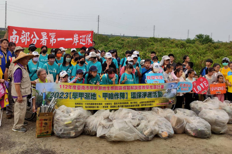 台南市生態保育學會與台南市農業局等單位合作，17日在學甲濕地生態園區執行淨灘，上百名志工合力清出約350公斤垃圾，希望讓黑面琵鷺有更好的棲息環境。（台南市生態保育學會提供）中央社記者楊思瑞台南傳真  112年9月17日