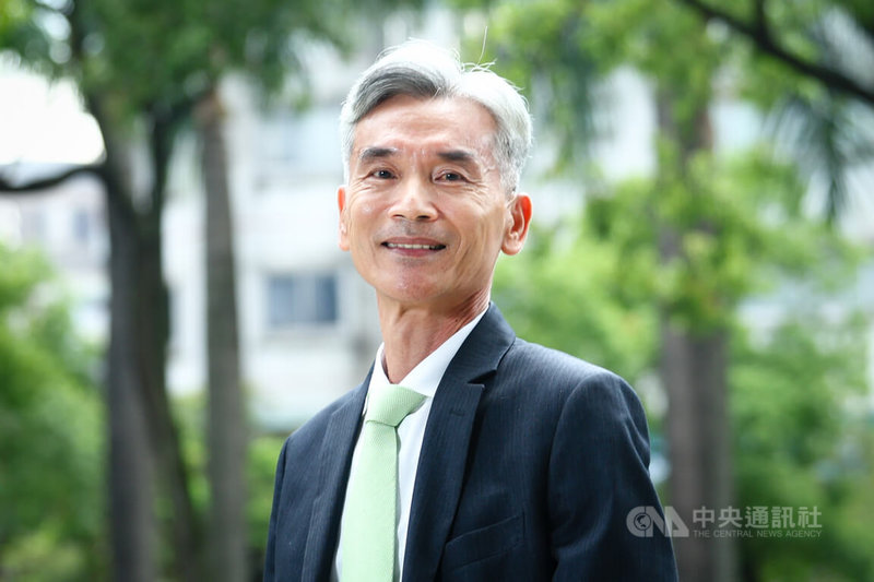 環境部長薛富盛表示,雖然人生經歷上絕大多數時間都是在學術界服務,但他坦言「最初很抗拒當老師」。薛富盛說,因為姊姊就是教師,因此父母也希望他能走上教職,但其實他一開始的志願是當工程師。中央社記者王騰毅攝 112年9月17日
