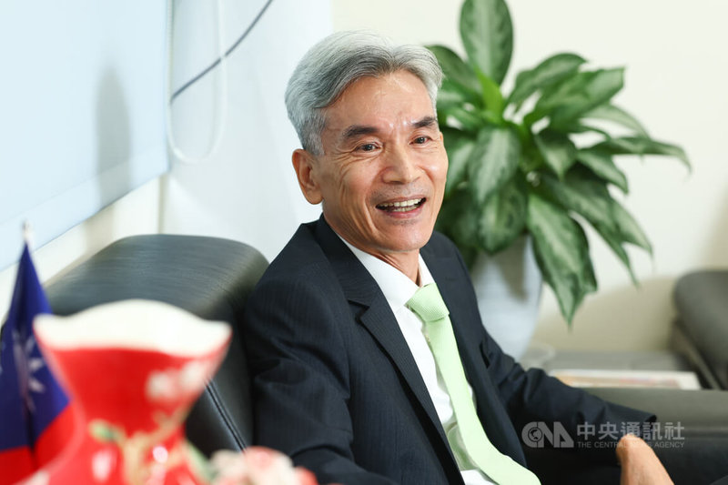 環境部長薛富盛接受中央社記者專訪時表示,「喜歡充滿挑戰的人生」,並說自己性格是執著達成目標,決定要做的事,就會全力以赴。中央社記者王騰毅攝 112年9月17日
