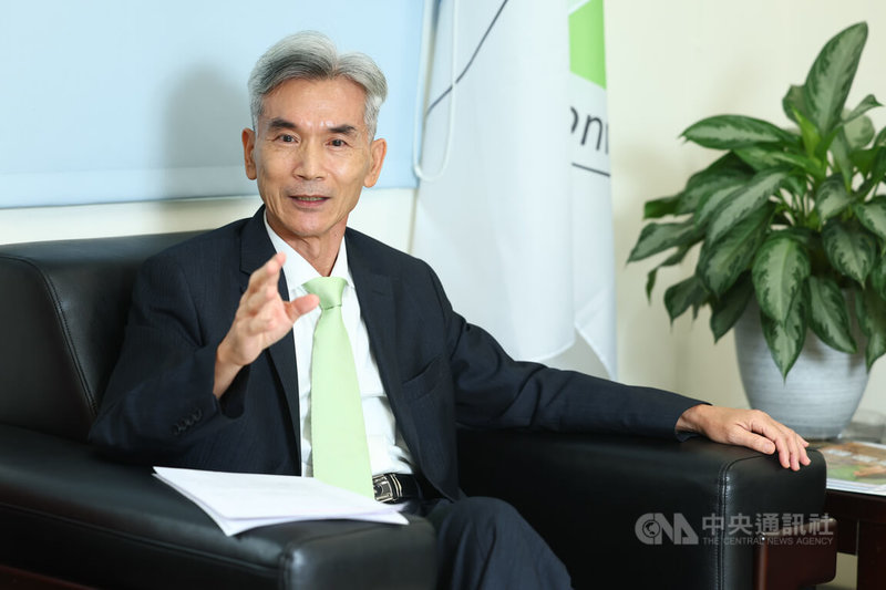 環境部長薛富盛接受中央社記者專訪時表示,接下來會全力以赴,希望民眾聽到環境部,就能聯想到「健康、安全、永續」的形象。中央社記者王騰毅攝 112年9月17日