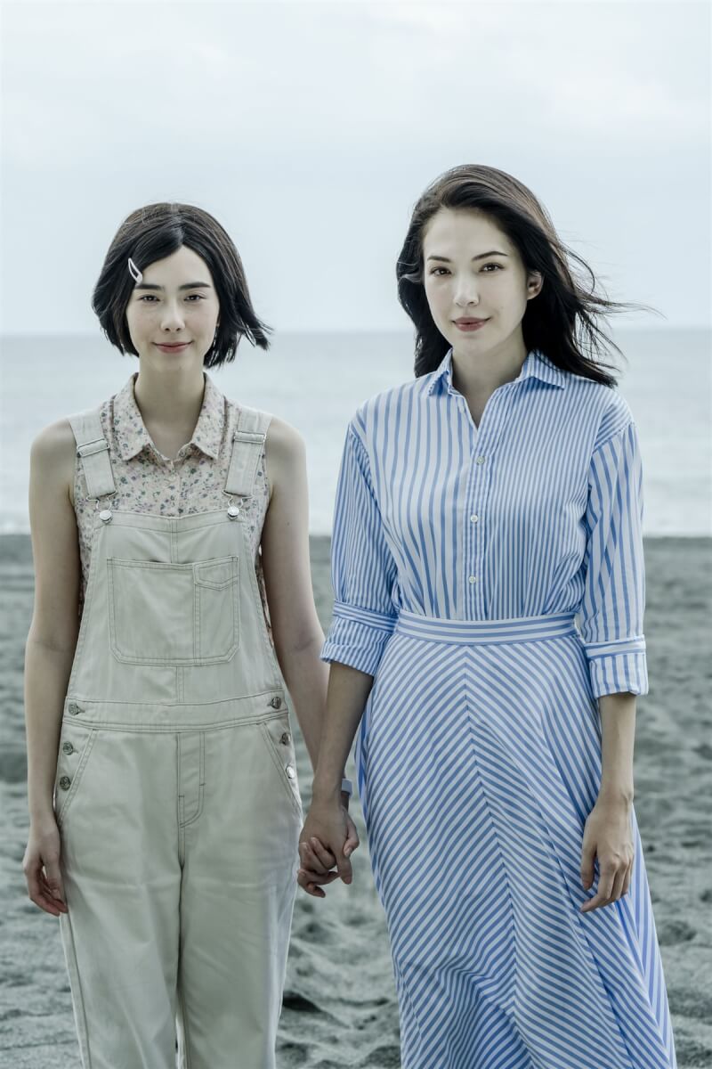 在華語懸疑劇「她和她的她」結尾中,飾演林晨曦的演員許瑋甯(右)牽著由林奕嵐(左)所詮釋少女時代的林晨曦,一起走過漆黑隧道、看見寬闊大海,導演卓立受訪時指出,那是自我和解,也彷彿穿過荊棘後的重生。(Netflix提供)