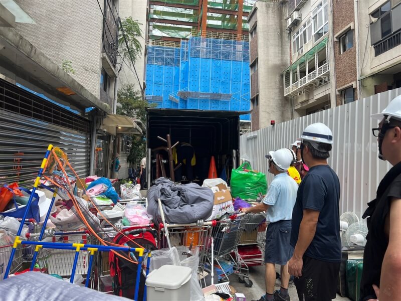 台北市大直街多戶民宅塌陷,17日啟動第4輪受災戶入屋取物,包括北市府、基泰建設和搬家公司都派員到場幫忙。台北市副市長李四川受訪指出,部分受災戶住家有大型家具者,後續若要拆遷時,會請基泰建設委託搬家公司搬遷,規劃先集中置放同一空間,最後再進行現場拆除作業。(台北市都發局提供)中央社記者黃麗芸傳真 112年9月17日