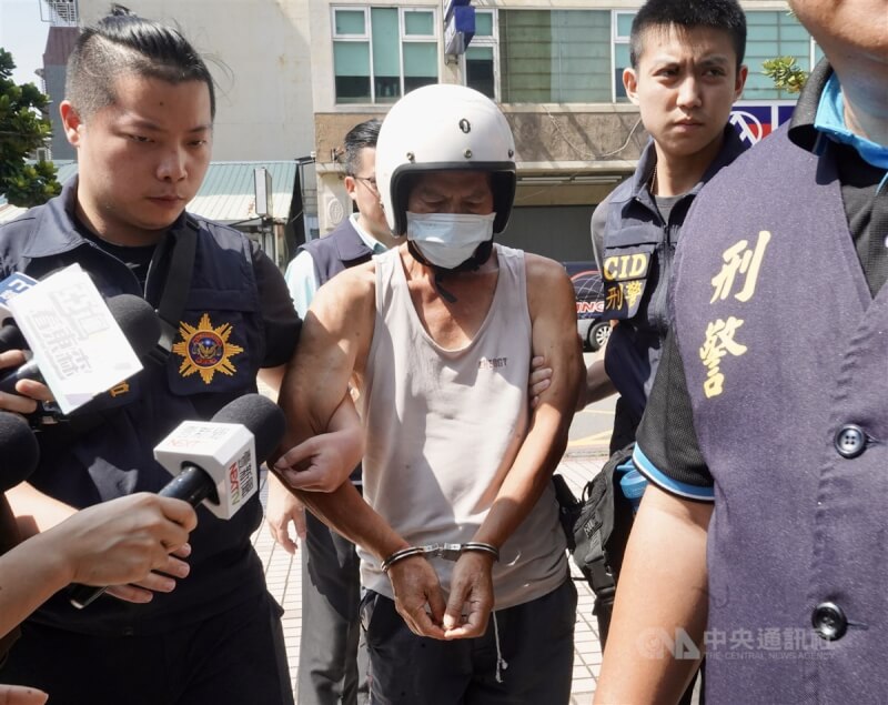 涉嫌砍殺鄰居羅姓夫婦的吳姓男子(前中)15日遭警方逮捕押送至高雄苓雅分局。(中央社檔案照片)