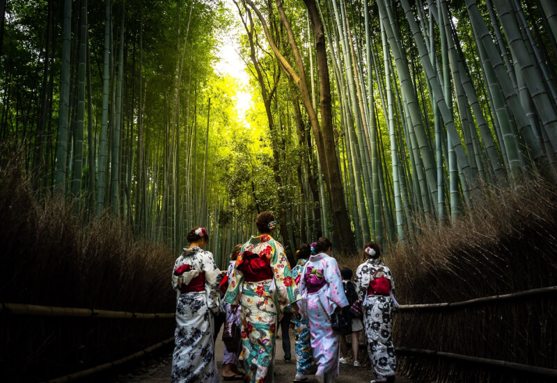 圖為遊客穿和服到京都嵐山竹林小徑觀光。（圖取自Unsplash圖庫）