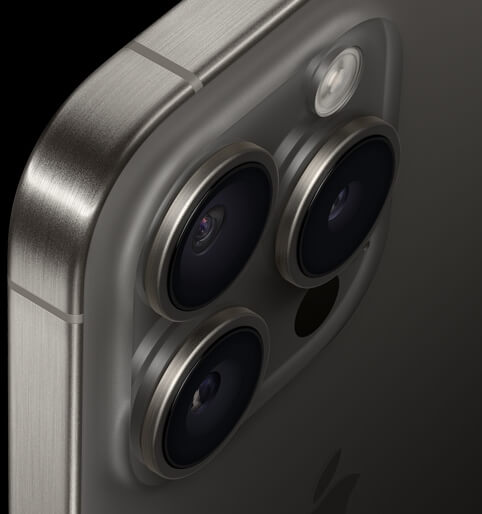 iPhone 15 Pro系列使用A17 Pro晶片、鈦金屬邊框與四重反射稜鏡設計成為矚目焦點。（圖取自蘋果公司網頁apple.com）