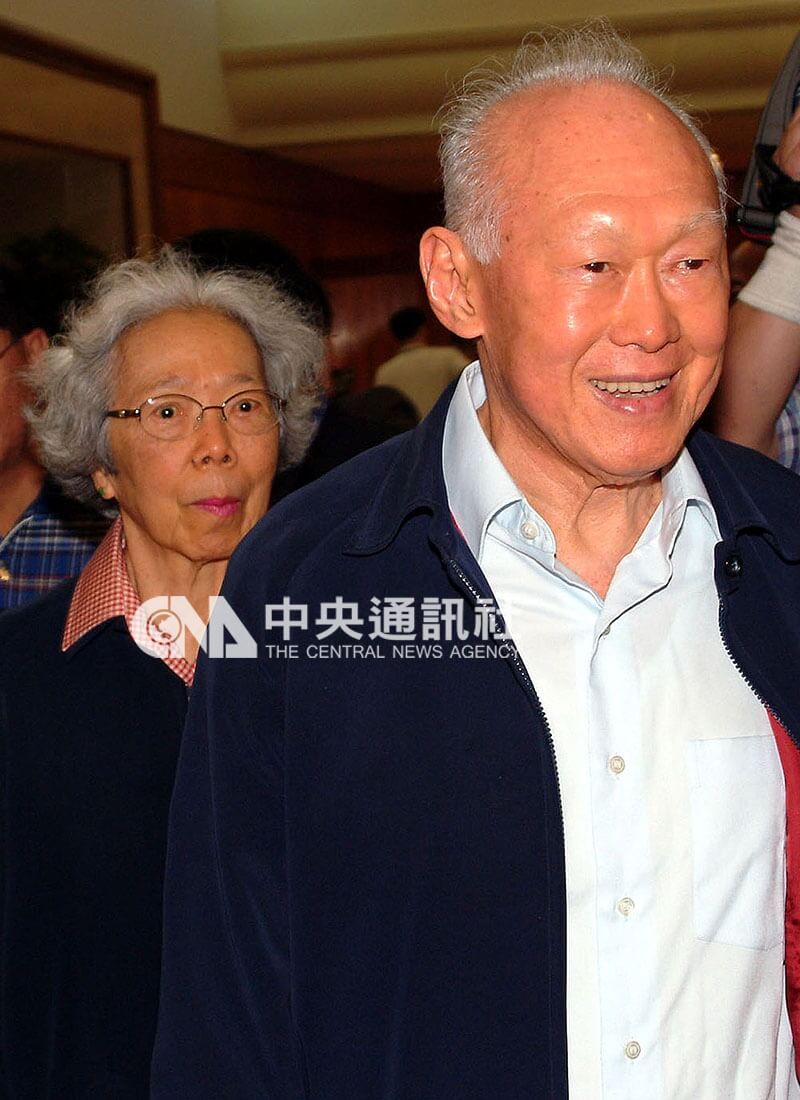 2002年9月18日新加坡內閣資政李光耀（前）與夫人下榻大溪鴻禧別館，當天傍晚他們赴大溪高爾夫球場，面對現場記者的各項發問，李光耀未做任何回應。（中央社檔案照片）