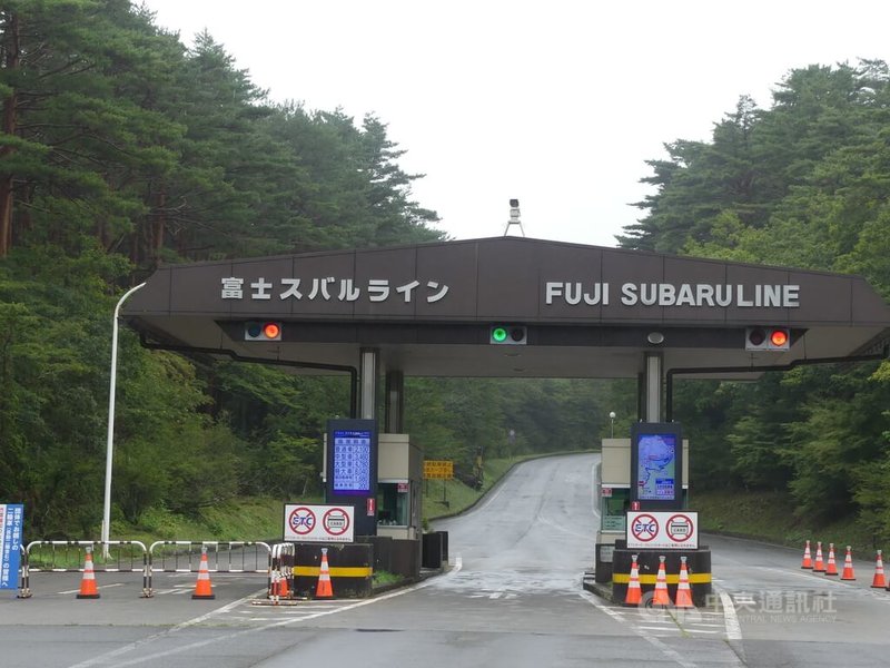 山梨縣目標是在河口湖通往富士山5合目的收費道路「富士Subaru Line」上興建輕軌系統，廢除汽車行駛，改由「次世代型路面電車」（LRT）載運登山客，藉此控管人數。中央社記者戴雅真山梨縣攝 112年9月18日