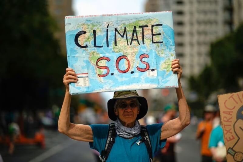 在聯合國大會開幕前，數以萬計示威群眾17日走上紐約街頭，呼籲各界採取更多行動來因應氣候變遷。（路透社）