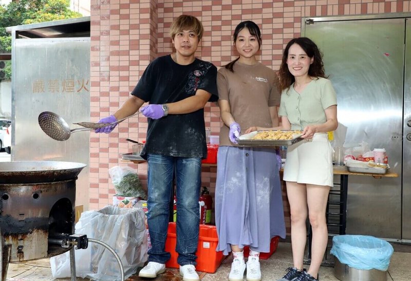 嘉義大學18日舉辦學生各項助學資源活動，邀請網路張貼「兒子考上國立嘉義大學、鹹酥雞整年買1送1」紅布條而爆紅的桃園炸雞店夫婦（左、中）到現場炸鹹酥雞送學生。（嘉大提供）中央社記者黃國芳傳真 112年9月18日